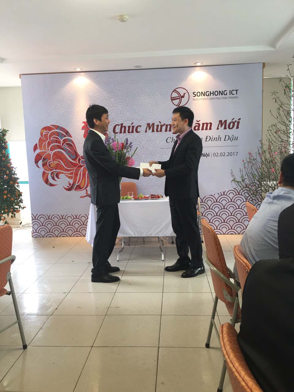 Chủ tịch HĐQT Đinh Xuân Kiên trao lì xì cho TGĐ Sông Hồng ICT Phương Nam